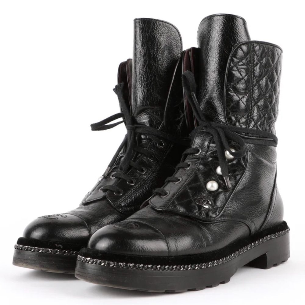 Authentic CHANEL
Leather lace up boots
38.5 EU